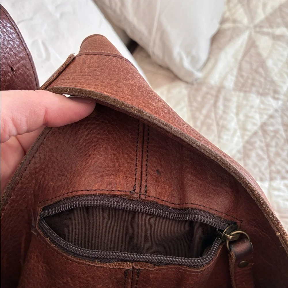 Duluth Co. brown leather messenger bag - Picture 7 of 8